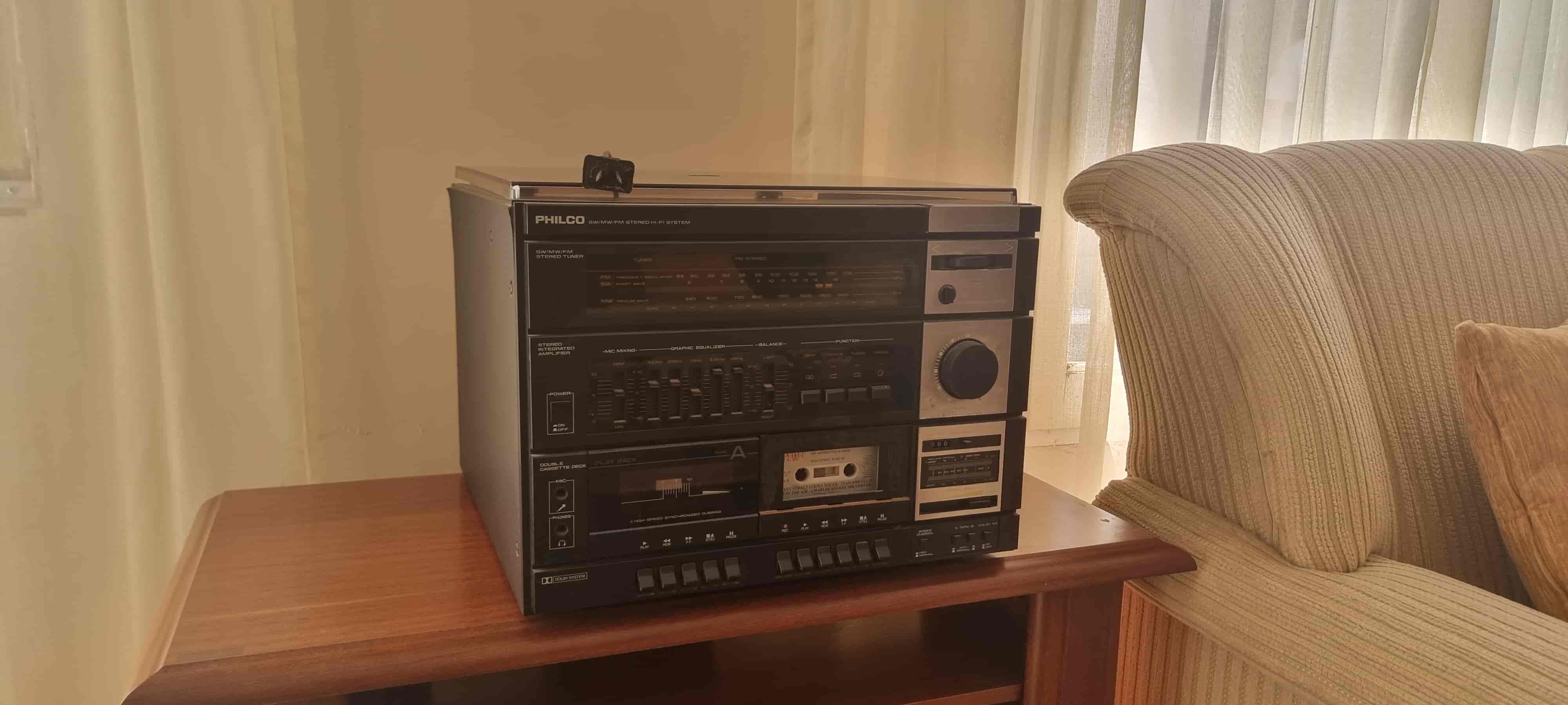 un aparato de musica gigante