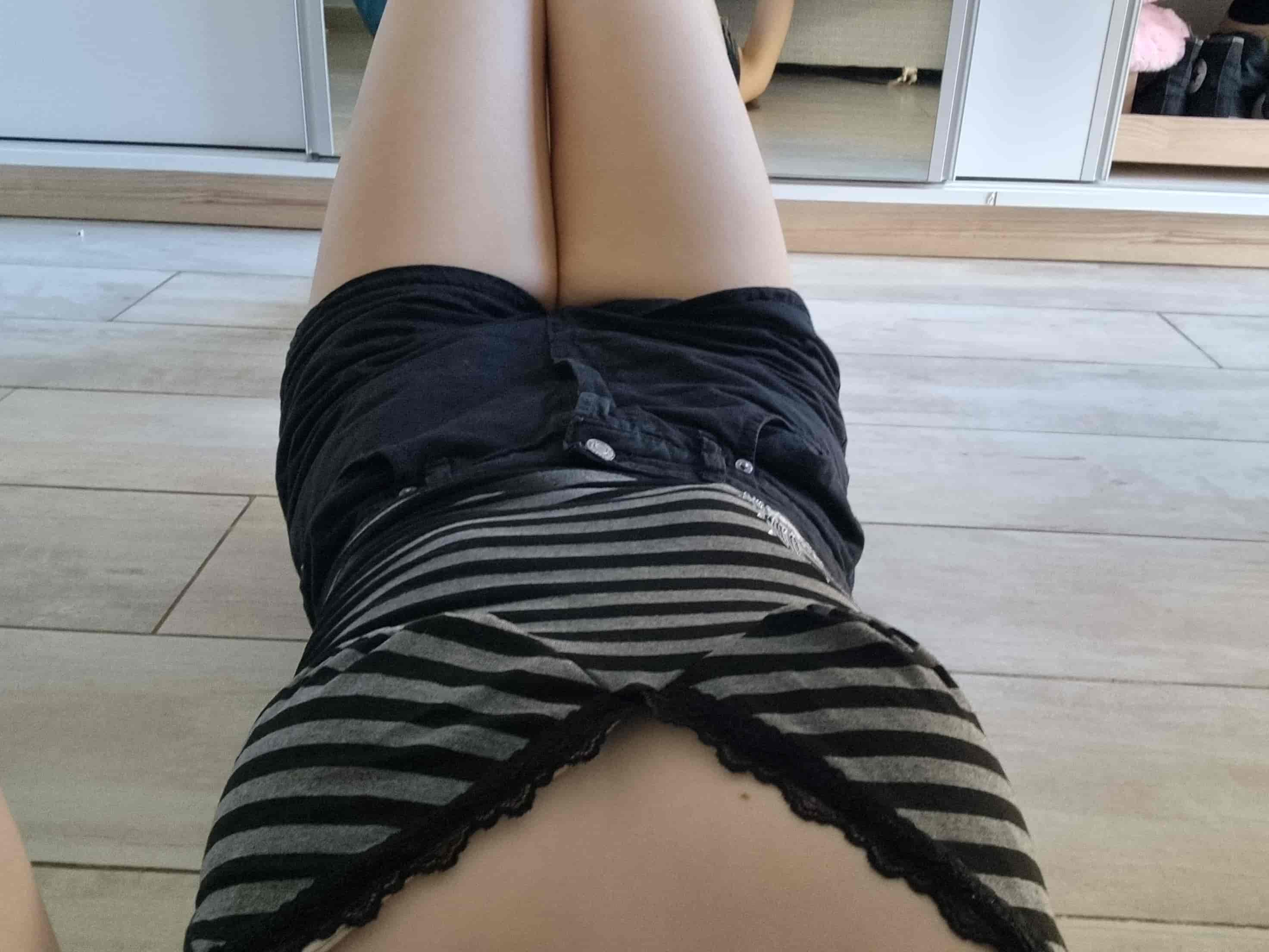 mi outfit usando un short de jean negro y un top rayado